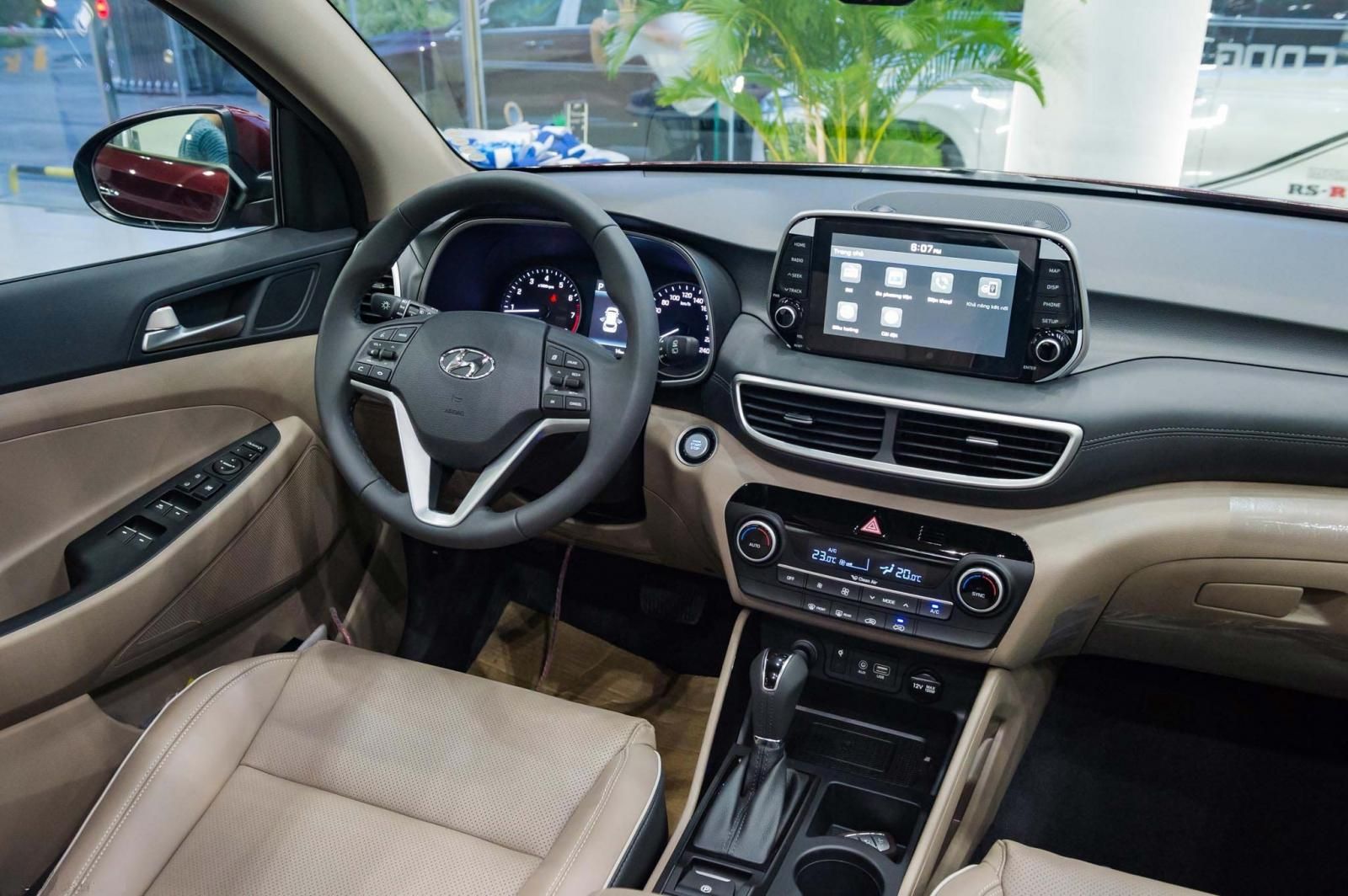 Hyundai Tucson 2019 - Tucson 2019 giá tốt tháng 12, tặng gói PK 15tr, hỗ trợ vay 90%, lãi suất thấp, xe đủ màu giao ngay, LH: 0966388150