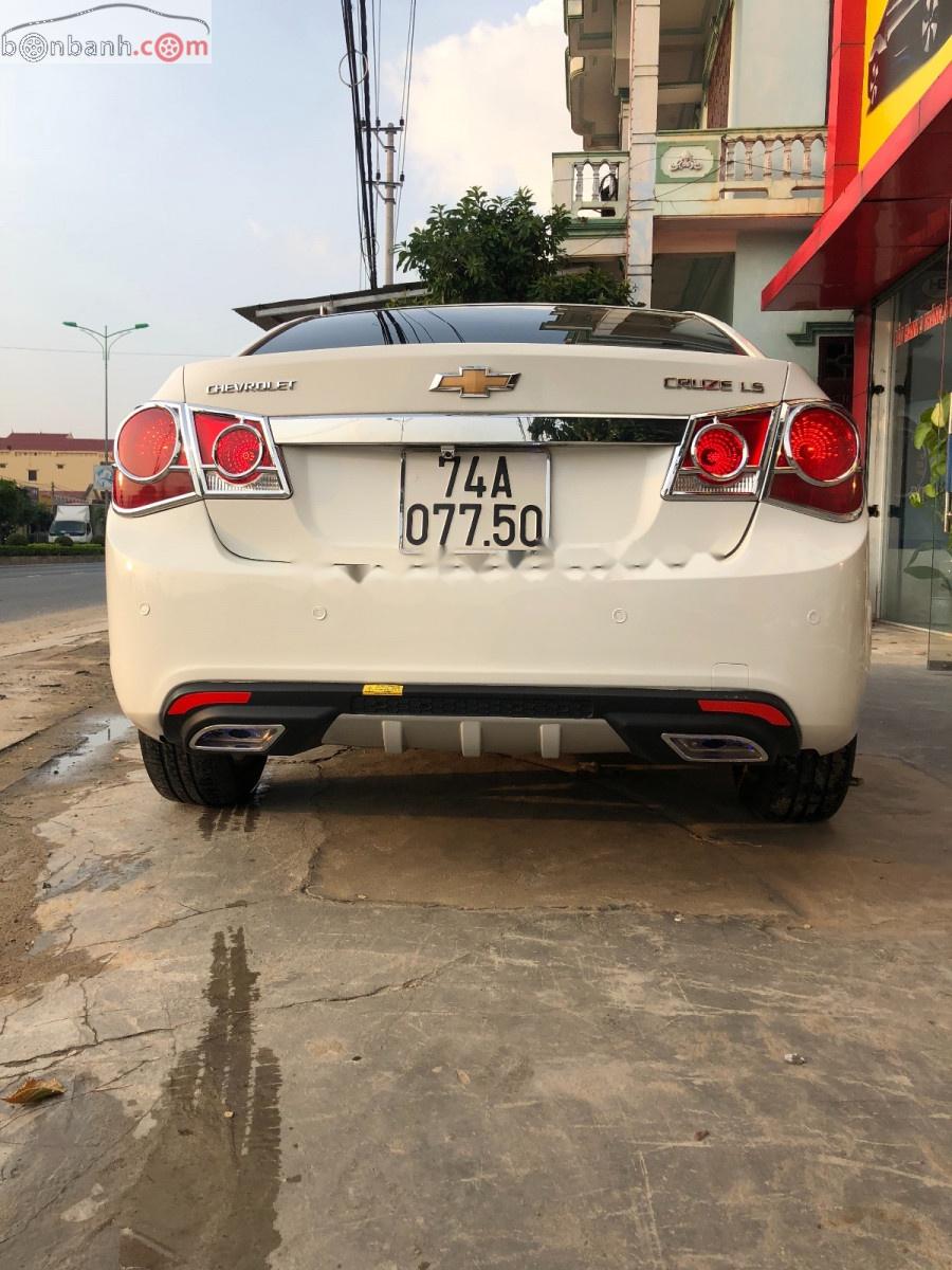 Chevrolet Cruze 2011 - Bán Chevrolet Cruze sản xuất năm 2011, màu trắng xe còn mới lắm