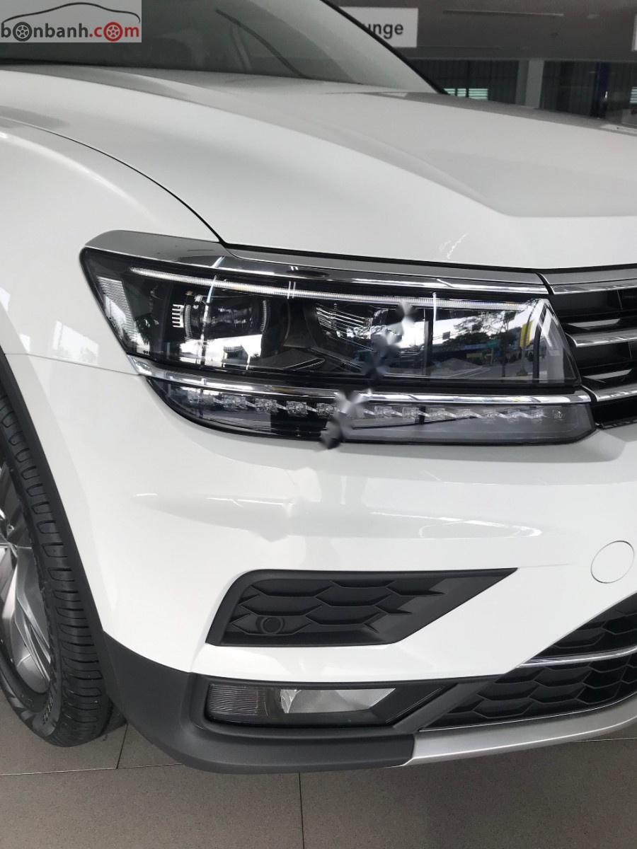 Volkswagen Tiguan 2018 - Bán ô tô Volkswagen Tiguan Allspace đời 2018, màu trắng, xe nhập