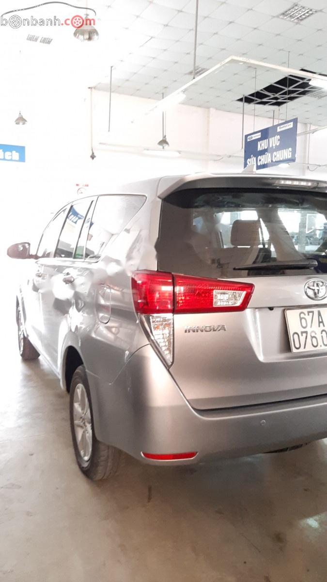 Toyota Innova 2017 - Cần bán Toyota Innova sản xuất 2017, màu bạc, giá 658tr