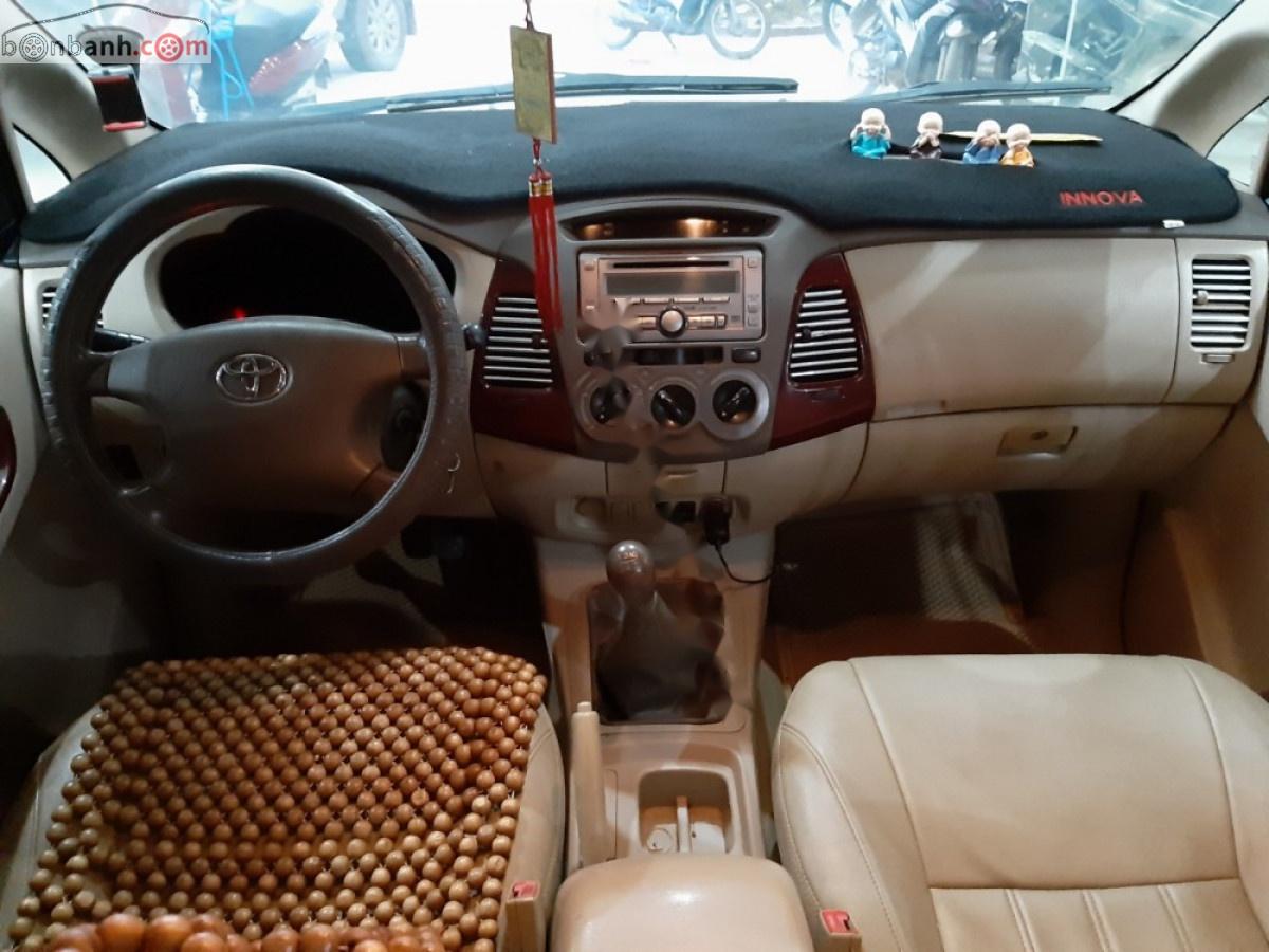 Toyota Innova 2006 - Cần bán gấp Toyota Innova 2006, màu bạc, số sàn 