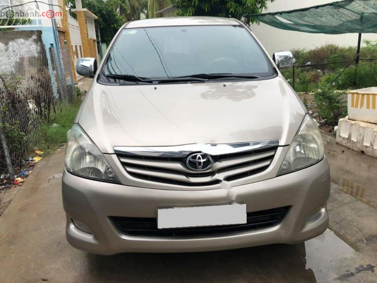 Toyota Innova G 2011 - Cần bán gấp Toyota Innova đời 2011, màu vàng, số sàn 