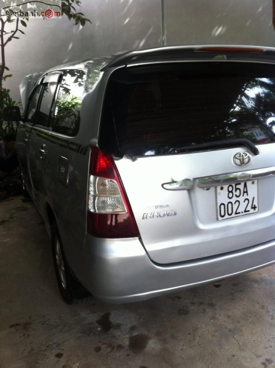 Toyota Innova 2006 - Cần bán lại xe cũ Toyota Innova đời 2006, màu bạc còn mới