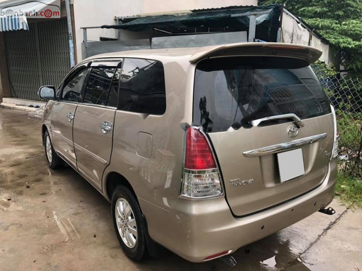 Toyota Innova G 2011 - Cần bán gấp Toyota Innova đời 2011, màu vàng, số sàn 