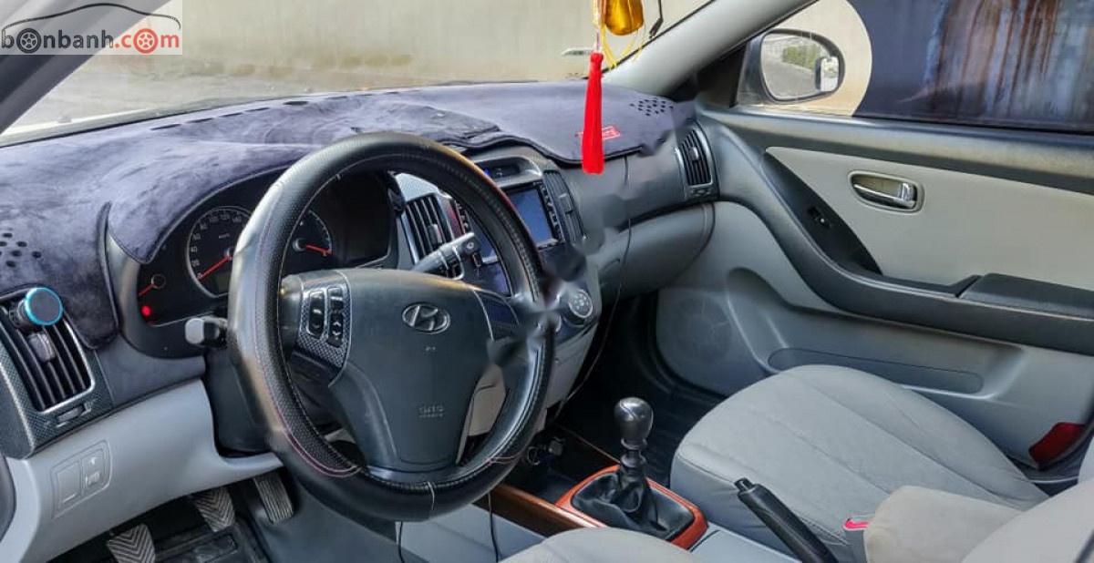 Hyundai Avante 2015 - Cần bán gấp Hyundai Avante 1.6 MT sản xuất năm 2015, màu bạc, 325tr