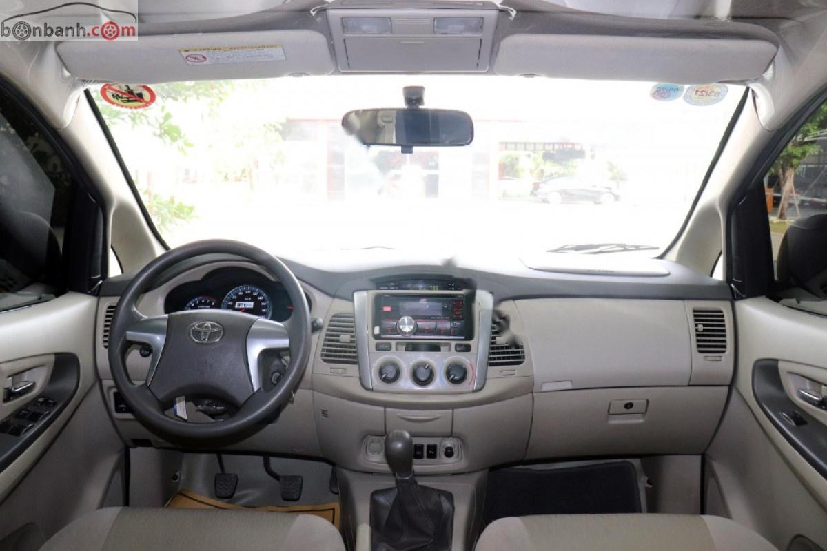 Toyota Innova 2.0E 2015 - Bán ô tô Toyota Innova E 2.0MT 2015, màu bạc chính chủ, giá 519tr