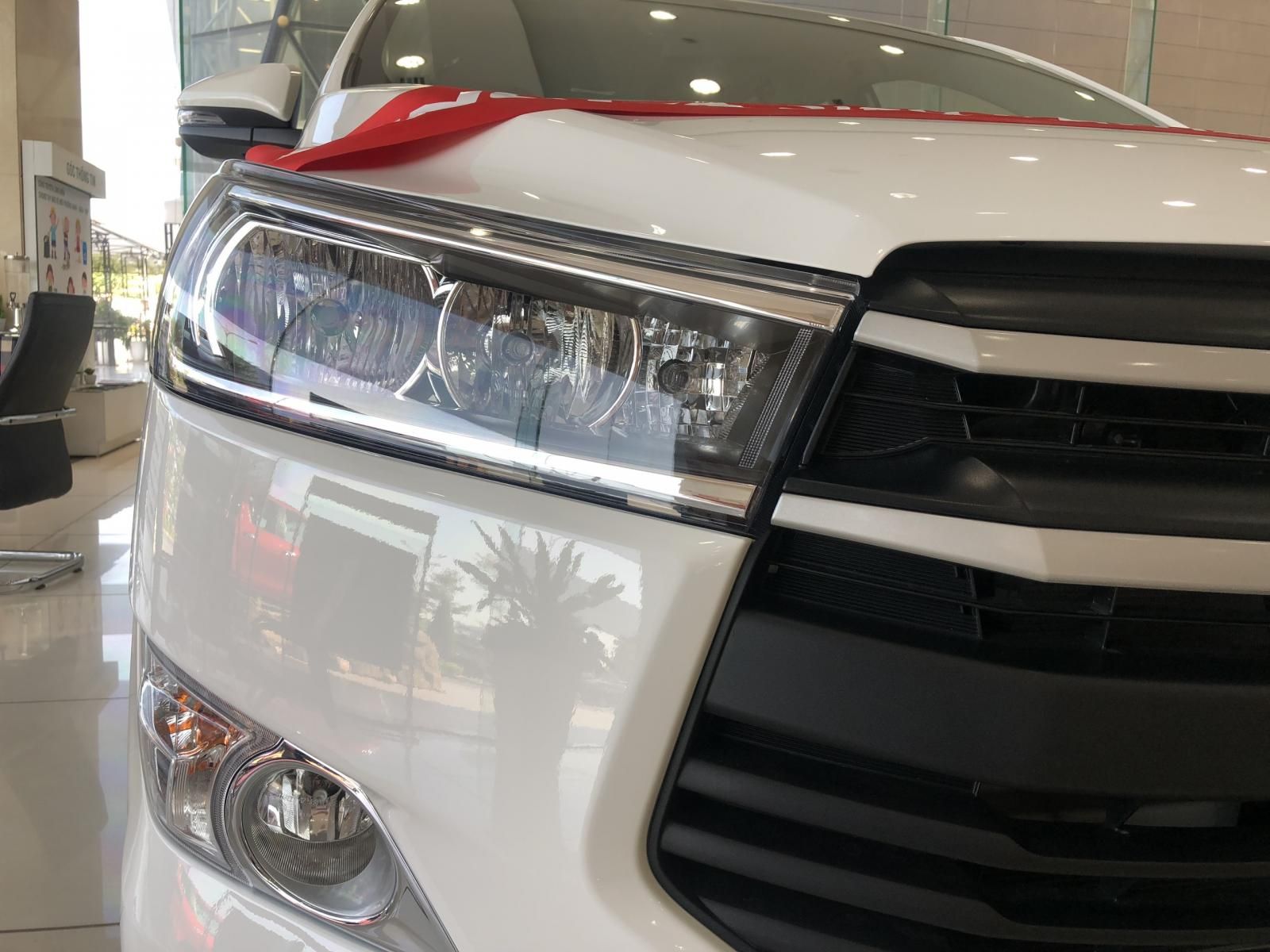 Toyota Innova 2019 - Toyota Long Biên cần bán nhanh chiếc xe Toyota Innova 2.0E đời 2019 - Giao xe nhanh toàn quốc