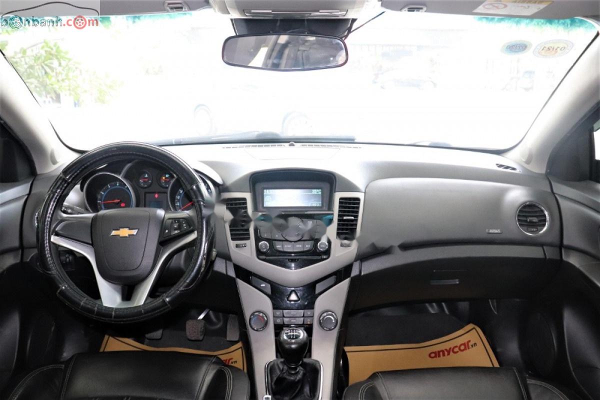 Chevrolet Cruze 2017 - Bán xe Chevrolet Cruze năm 2017, màu trắng, 373tr xe còn mới nguyên