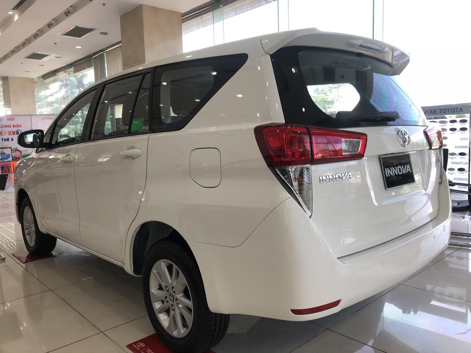 Toyota Innova 2019 - Toyota Long Biên cần bán nhanh chiếc xe Toyota Innova 2.0E đời 2019 - Giao xe nhanh toàn quốc