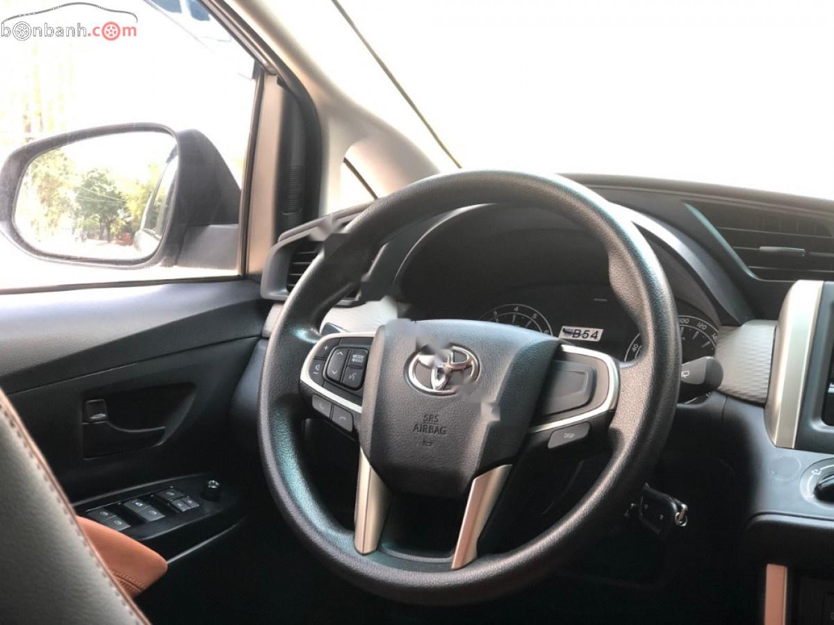 Toyota Innova 2018 - Cần bán lại xe Toyota Innova MT 2018, màu bạc số sàn