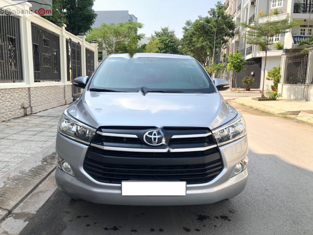 Toyota Innova 2018 - Cần bán lại xe Toyota Innova MT 2018, màu bạc số sàn