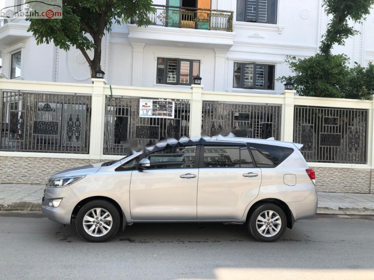 Toyota Innova 2018 - Cần bán lại xe Toyota Innova MT 2018, màu bạc số sàn