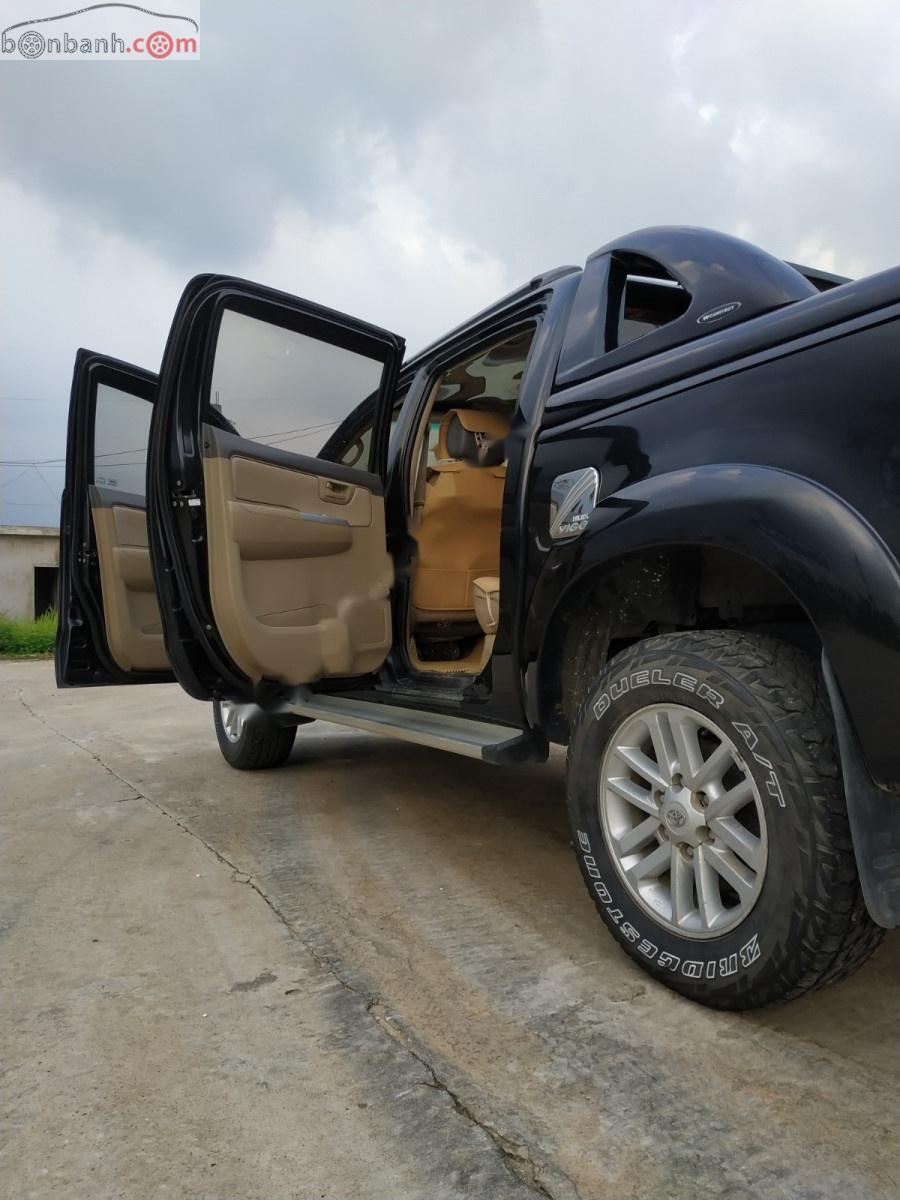 Toyota Hilux 2012 - Bán xe Toyota Hilux 3.0 4x4 MT 2012, màu đen, nhập khẩu chính chủ