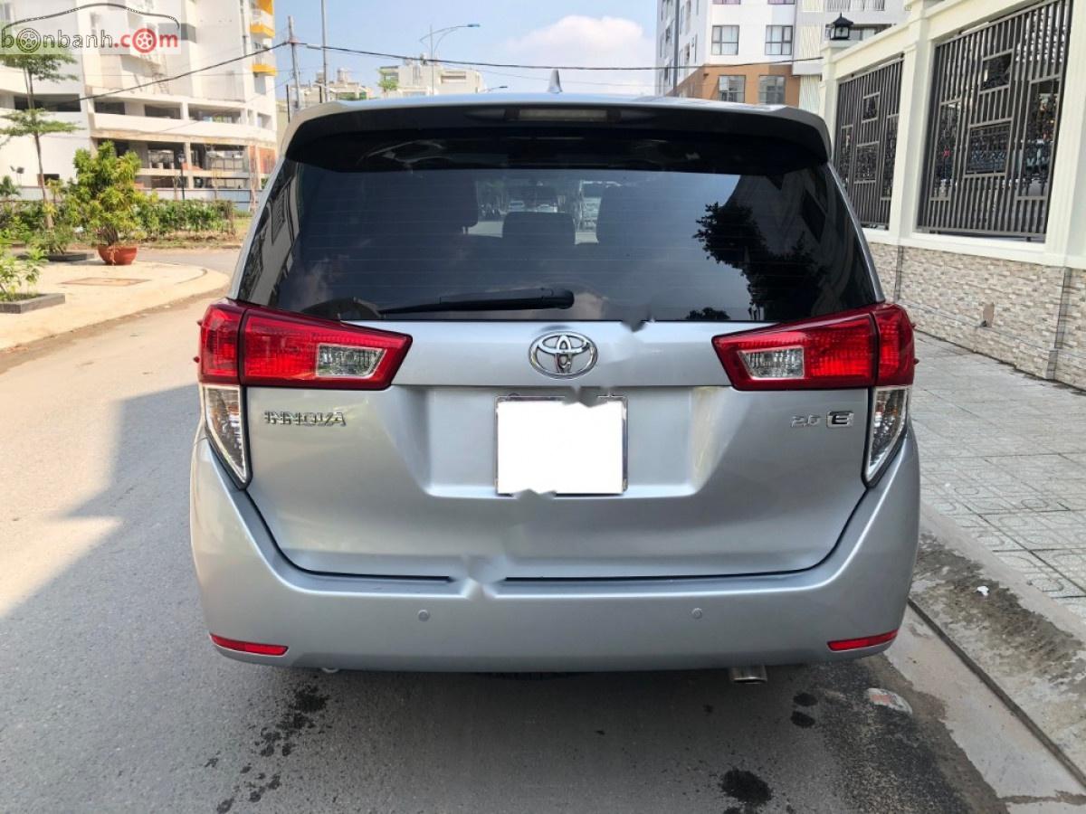 Toyota Innova 2018 - Cần bán lại xe Toyota Innova MT 2018, màu bạc số sàn