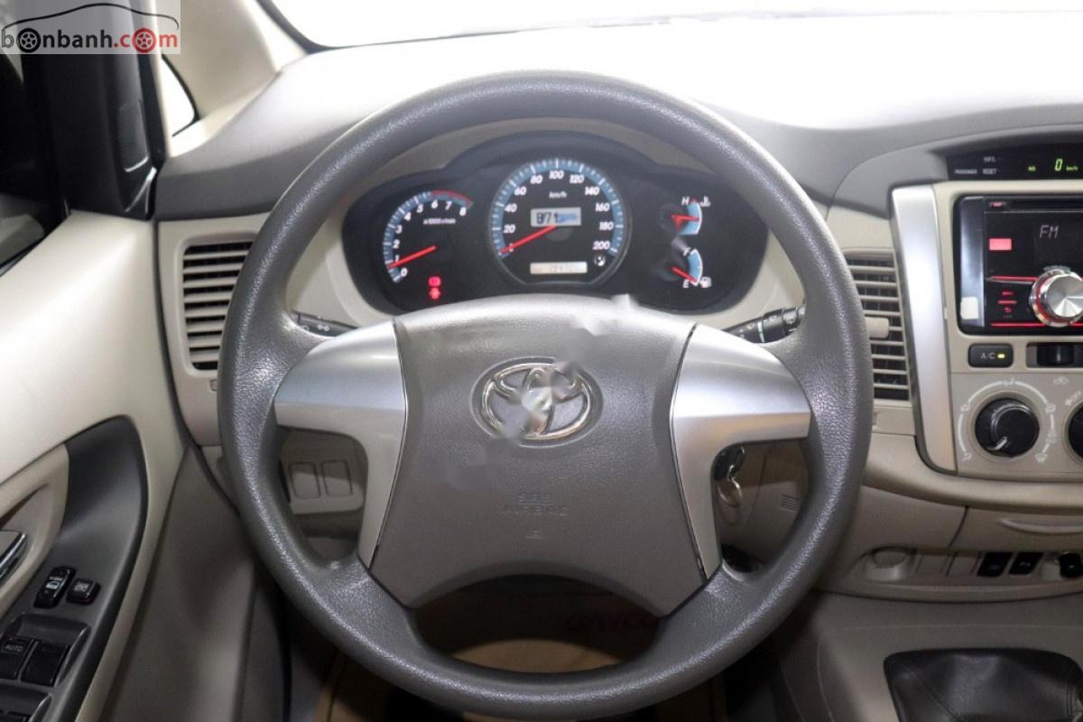 Toyota Innova 2.0E 2015 - Bán ô tô Toyota Innova E 2.0MT 2015, màu bạc chính chủ, giá 519tr