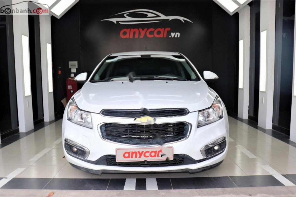 Chevrolet Cruze 2017 - Bán xe Chevrolet Cruze năm 2017, màu trắng, 373tr xe còn mới nguyên