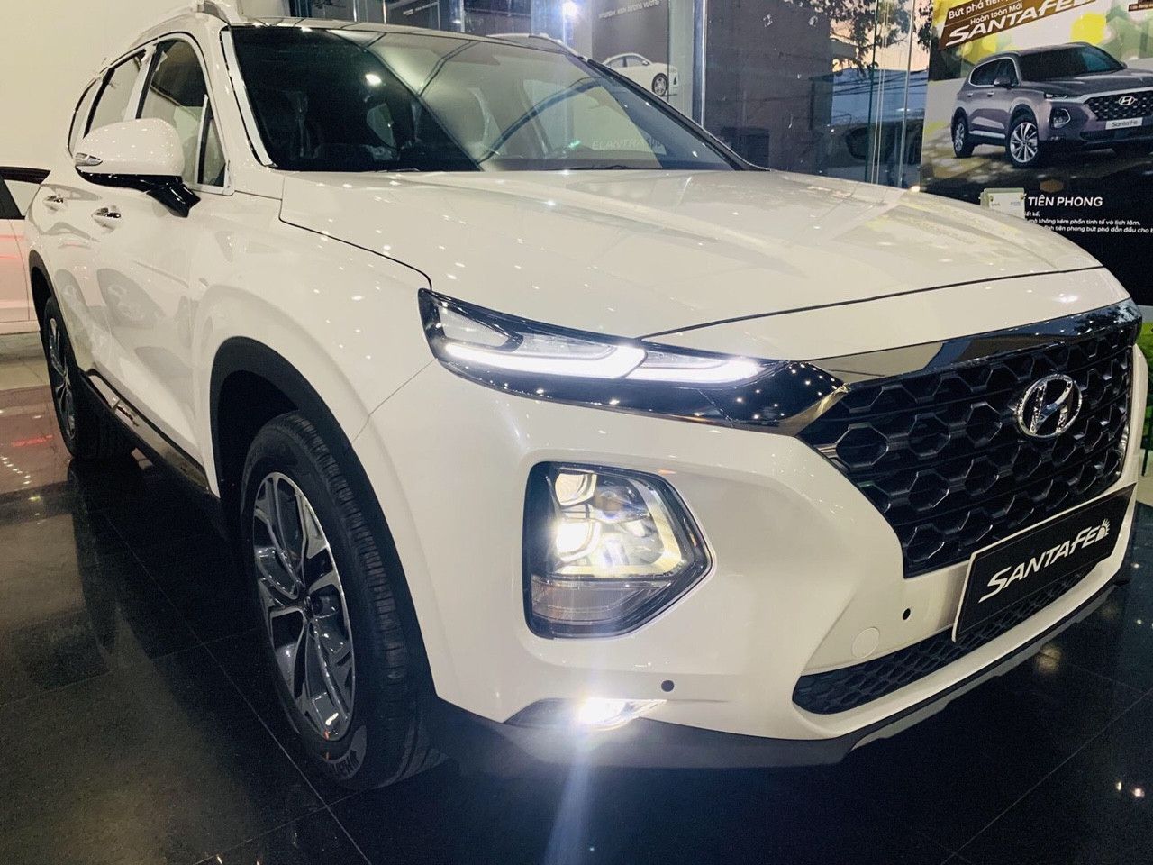 Hyundai Santa Fe 2019 - Cần bán nhanh chiếc xe Hyundai Santa Fe sản xuất năm 2019 - Giá cạnh tranh