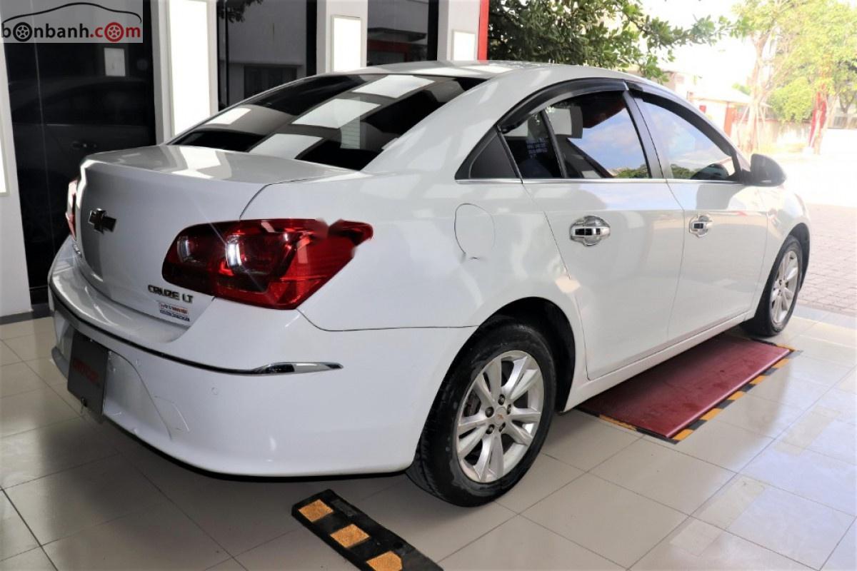 Chevrolet Cruze 2017 - Bán xe Chevrolet Cruze năm 2017, màu trắng, 373tr xe còn mới nguyên