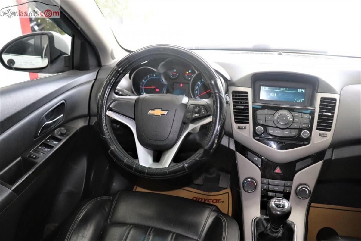 Chevrolet Cruze 2017 - Bán xe Chevrolet Cruze năm 2017, màu trắng, 373tr xe còn mới nguyên