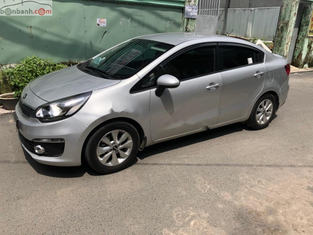 Kia Rio 1.4 MT 2017 - Cần bán lại xe Kia Rio MT đời 2017, màu bạc, số sàn, 363tr