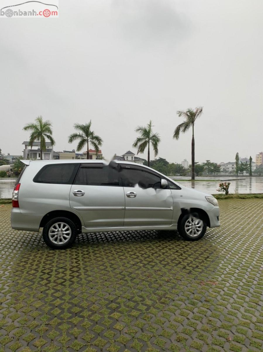 Toyota Innova 2012 - Cần bán Toyota Innova 2012, màu bạc số tự động xe còn mới lắm