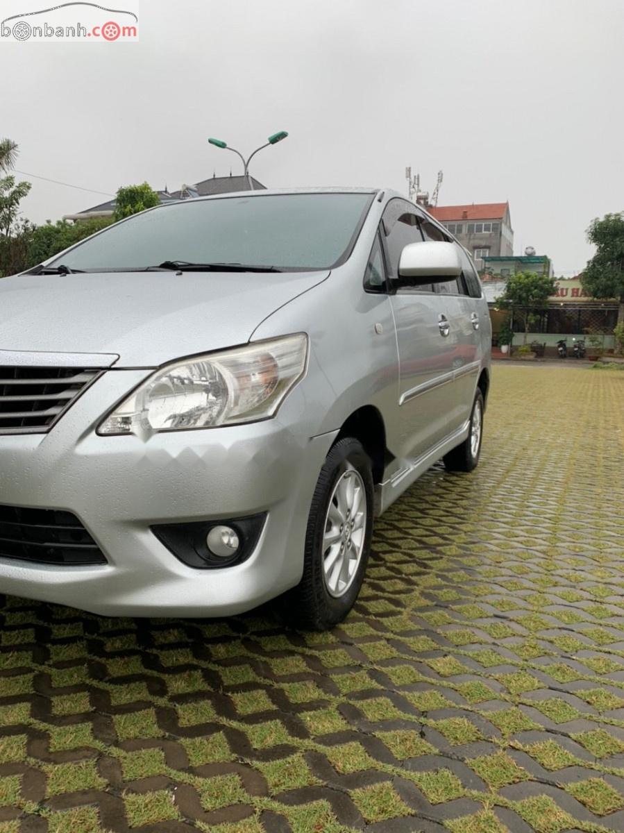 Toyota Innova 2012 - Cần bán Toyota Innova 2012, màu bạc số tự động xe còn mới lắm