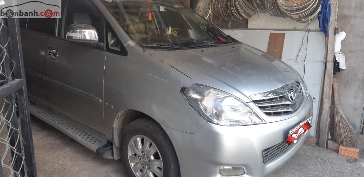 Toyota Innova 2010 - Bán Toyota Innova V sản xuất 2010, màu bạc số tự động