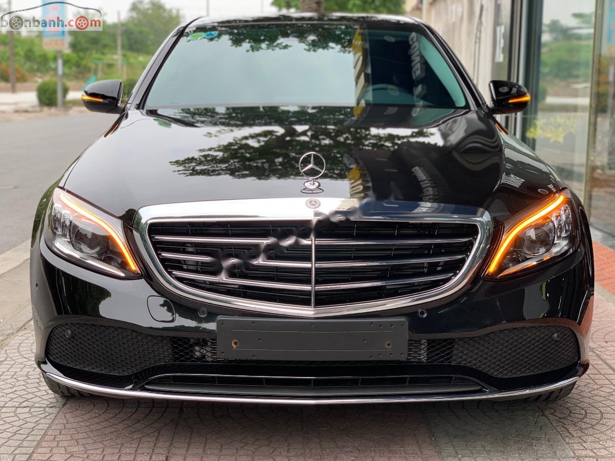 Mercedes-Benz C class 2019 - Cần bán xe Mercedes 2019, màu đen xe còn mới nguyên