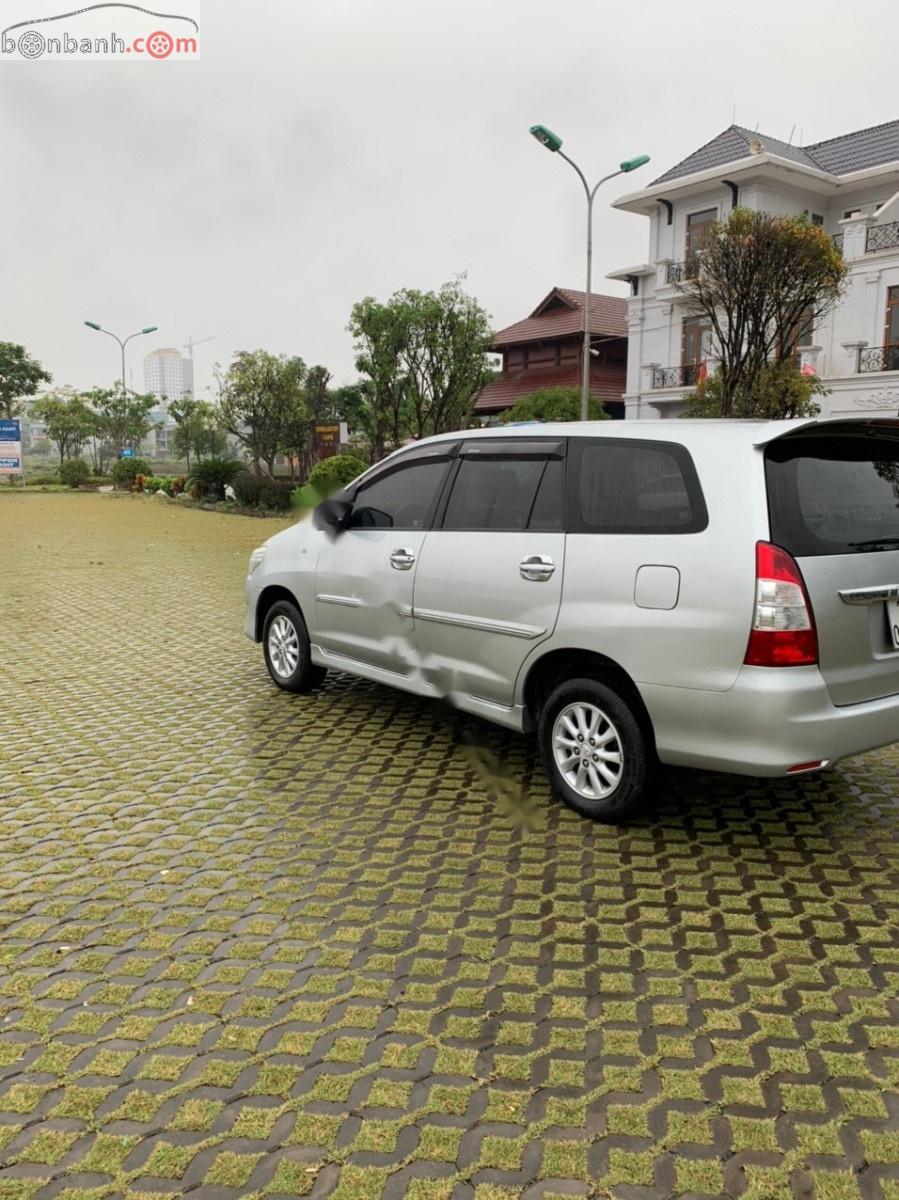 Toyota Innova 2012 - Cần bán Toyota Innova 2012, màu bạc số tự động xe còn mới lắm