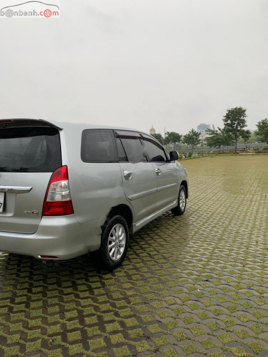 Toyota Innova 2012 - Cần bán Toyota Innova 2012, màu bạc số tự động xe còn mới lắm