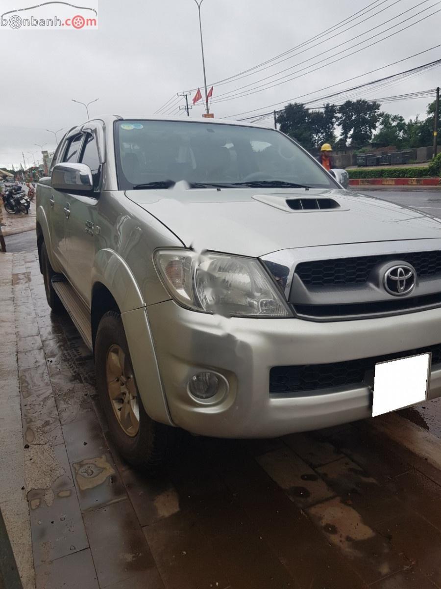 Toyota Hilux 2011 - Cần bán gấp Toyota Hilux năm 2011, màu bạc, nhập khẩu nguyên chiếc chính hãng