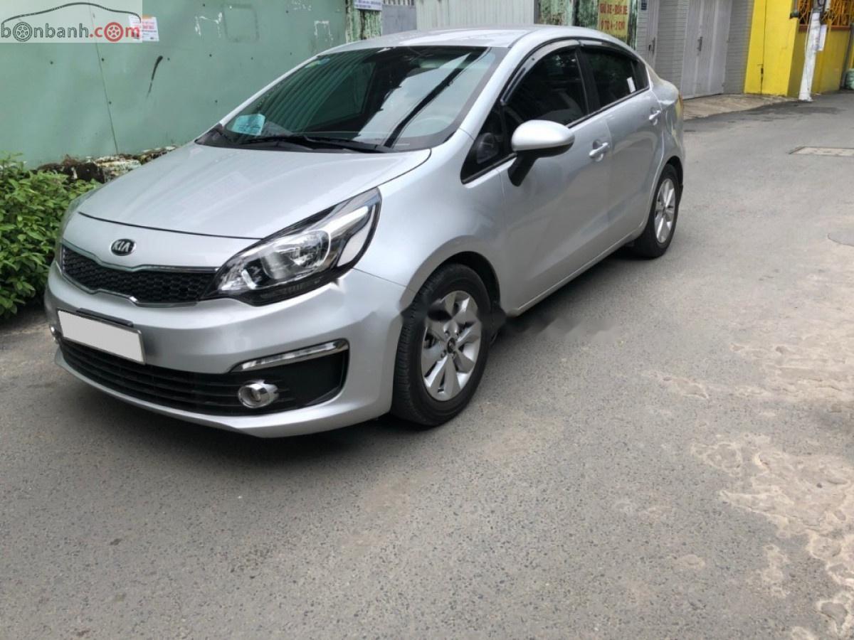 Kia Rio 1.4 MT 2017 - Cần bán lại xe Kia Rio MT đời 2017, màu bạc, số sàn, 363tr