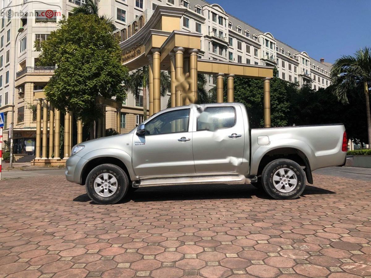 Toyota Hilux   2010 - Bán Toyota Hilux 3.0G 4x4 MT đời 2010, màu bạc, nhập khẩu, số sàn  