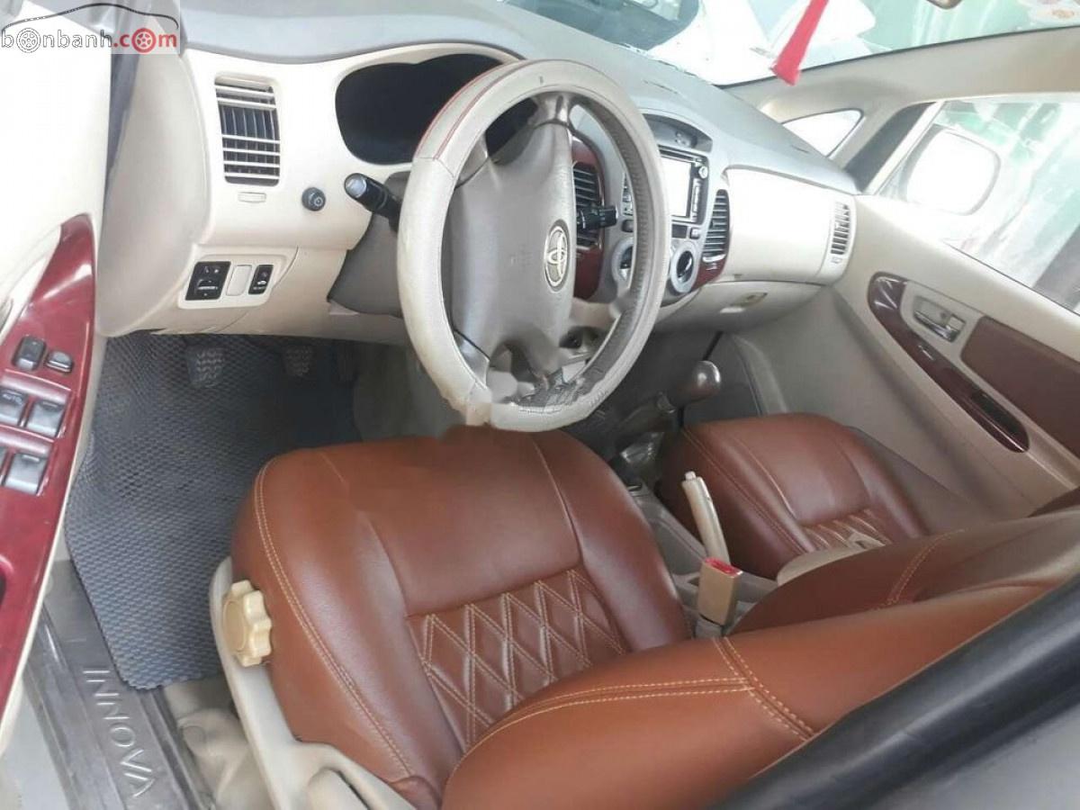 Toyota Innova 2006 - Bán Toyota Innova đời 2006, màu bạc, 274tr xe máy còn mới lắm