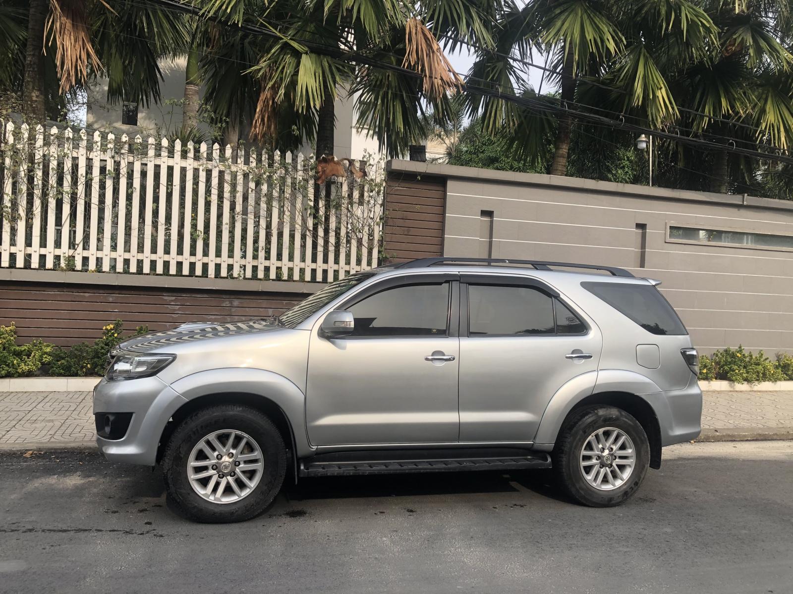 Toyota Fortuner 2015 - Cần bán Toyota Fortuner máy dầu model 2014 màu bạc