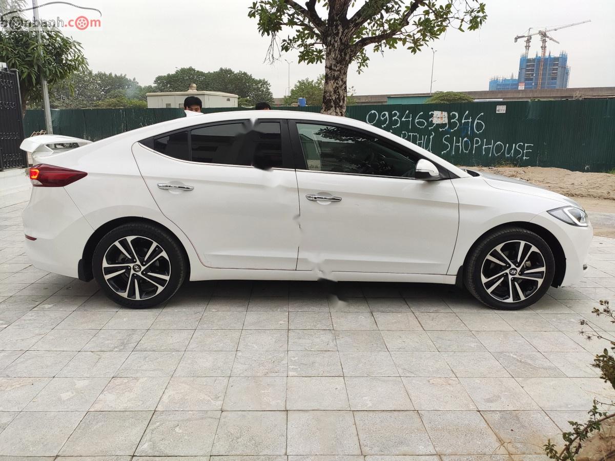 Hyundai Elantra   2017 - Bán xe Hyundai Elantra năm sản xuất 2017, màu trắng xe còn mới lắm