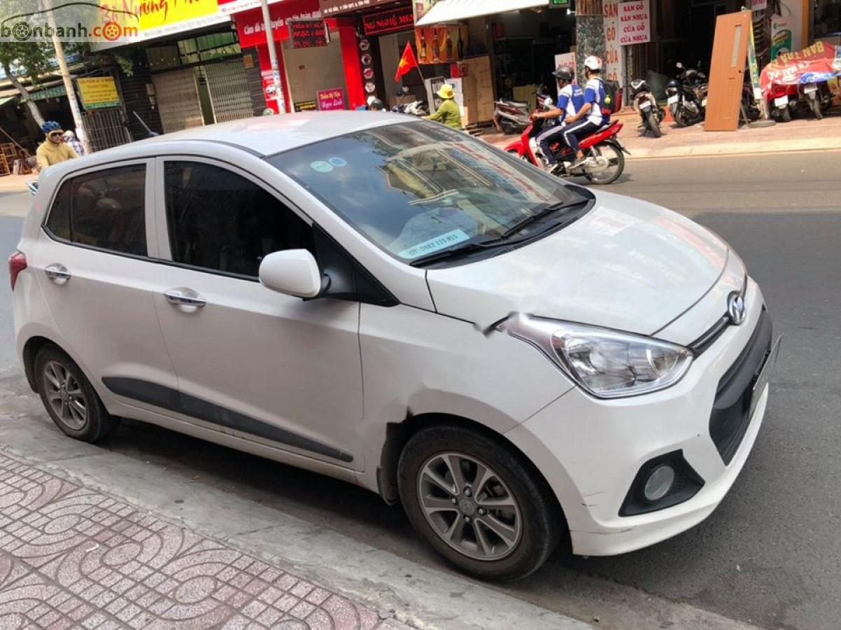 Hyundai Grand i10 2016 - Cần bán lại xe Hyundai Grand i10 1.2 MT năm sản xuất 2016, màu trắng, nhập khẩu xe gia đình, 310tr