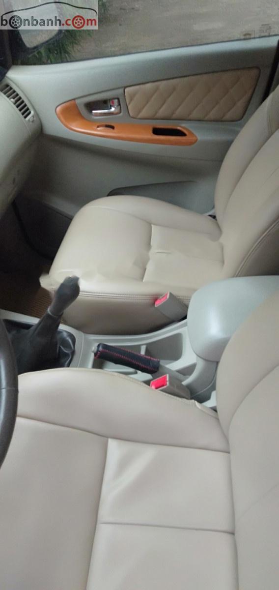 Toyota Innova 2011 - Bán Toyota Innova năm sản xuất 2011, màu bạc số sàn, 385tr xe còn mới lắm