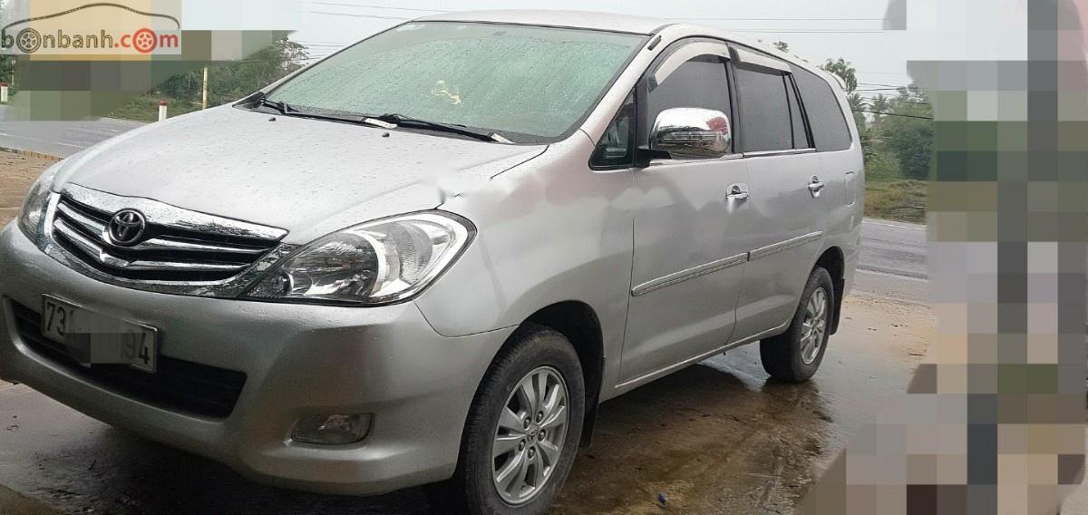 Toyota Innova 2011 - Bán Toyota Innova năm sản xuất 2011, màu bạc số sàn, 385tr xe còn mới lắm