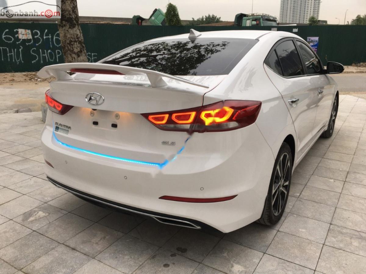 Hyundai Elantra   2017 - Bán xe Hyundai Elantra năm sản xuất 2017, màu trắng xe còn mới lắm