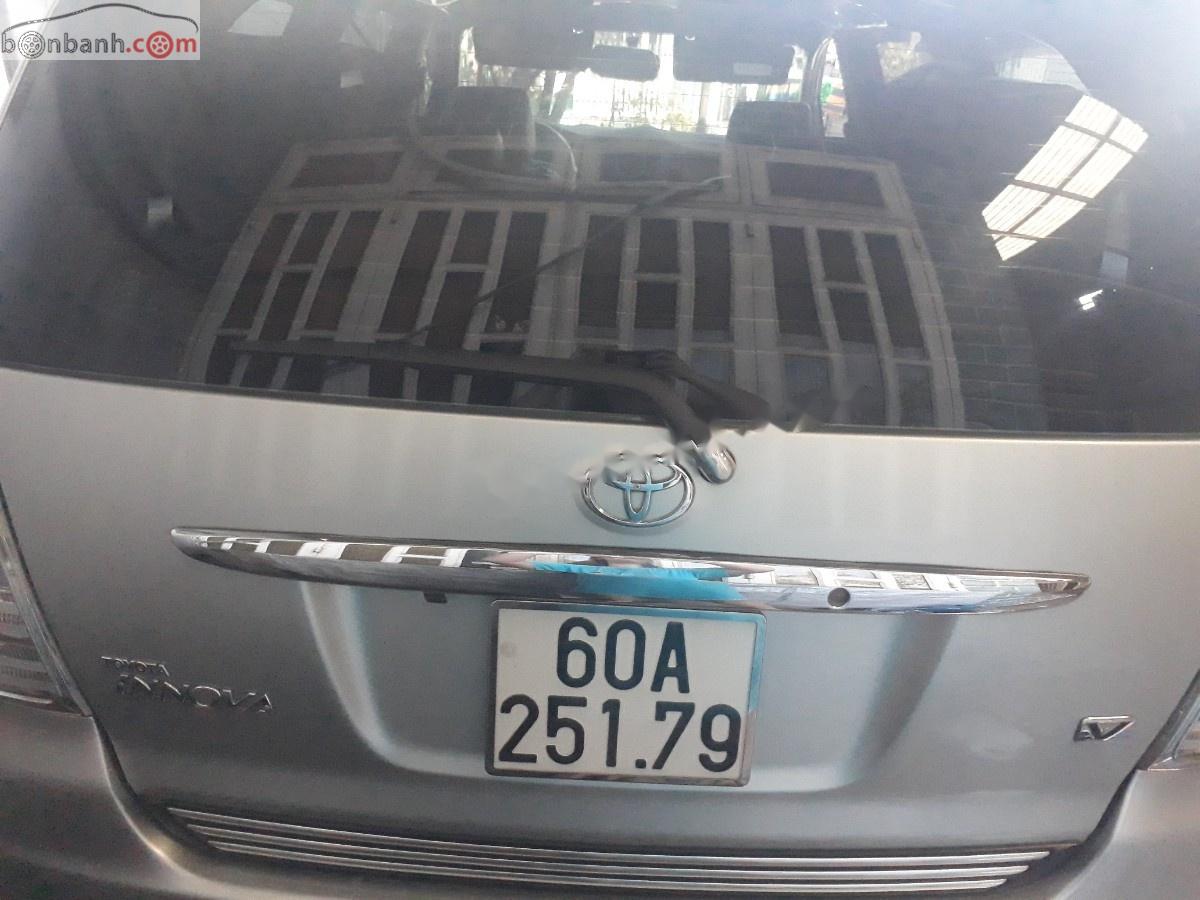 Toyota Innova V 2011 - Cần bán Toyota Innova V 2011, màu bạc, giá tốt