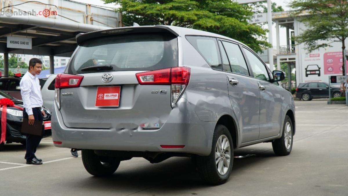 Toyota Innova 2018 - Bán Toyota Innova sản xuất năm 2018, màu bạc số sàn, 680tr xe còn mới lắm