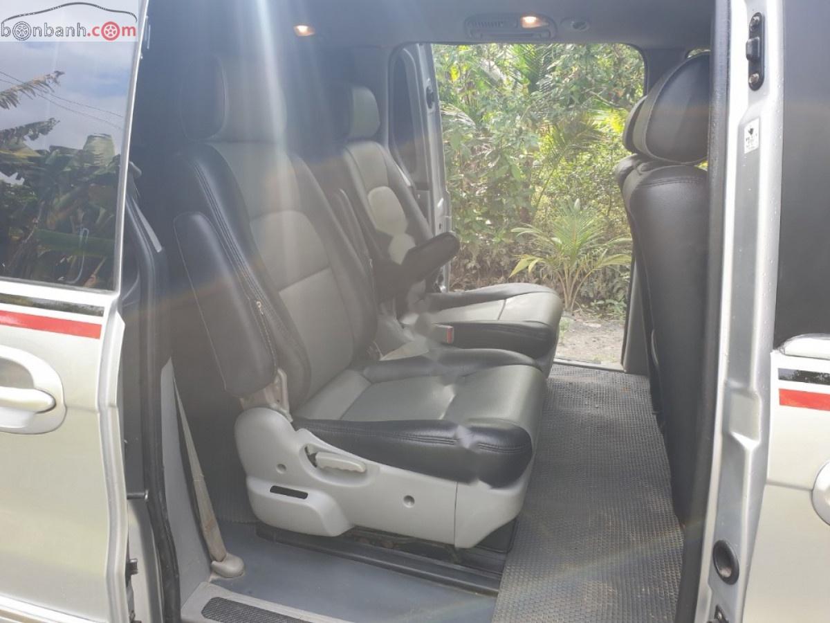 Kia Carnival GS 2.5AT 2009 - Bán Kia Carnival GS 2.5AT năm 2009, màu bạc xe gia đình giá cạnh tranh