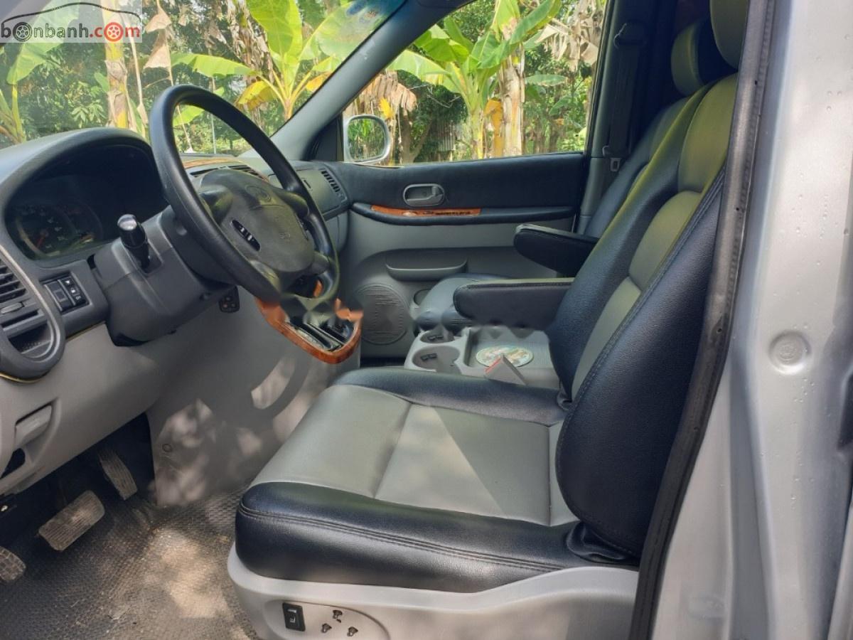 Kia Carnival GS 2.5AT 2009 - Bán Kia Carnival GS 2.5AT năm 2009, màu bạc xe gia đình giá cạnh tranh