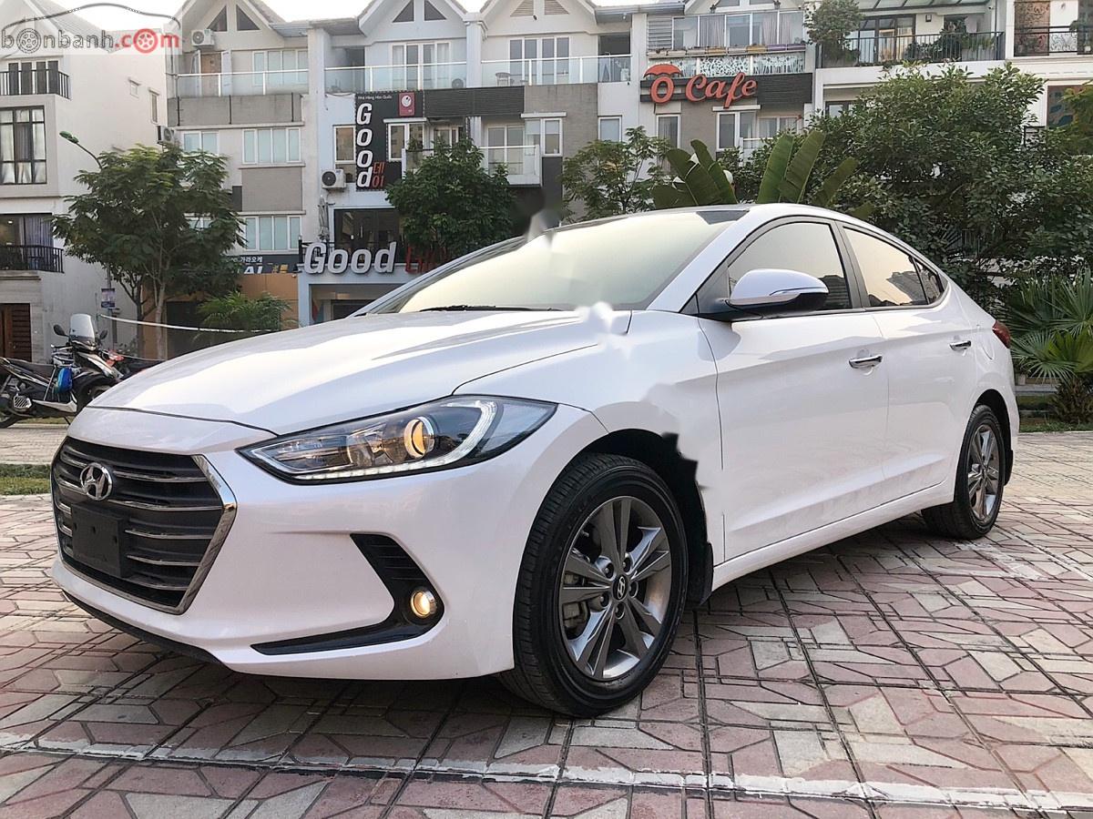 Hyundai Elantra   2019 - Cần bán gấp Hyundai Elantra năm sản xuất 2019, màu trắng xe còn mới lắm