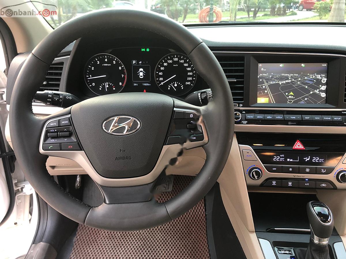 Hyundai Elantra   2019 - Cần bán gấp Hyundai Elantra năm sản xuất 2019, màu trắng xe còn mới lắm