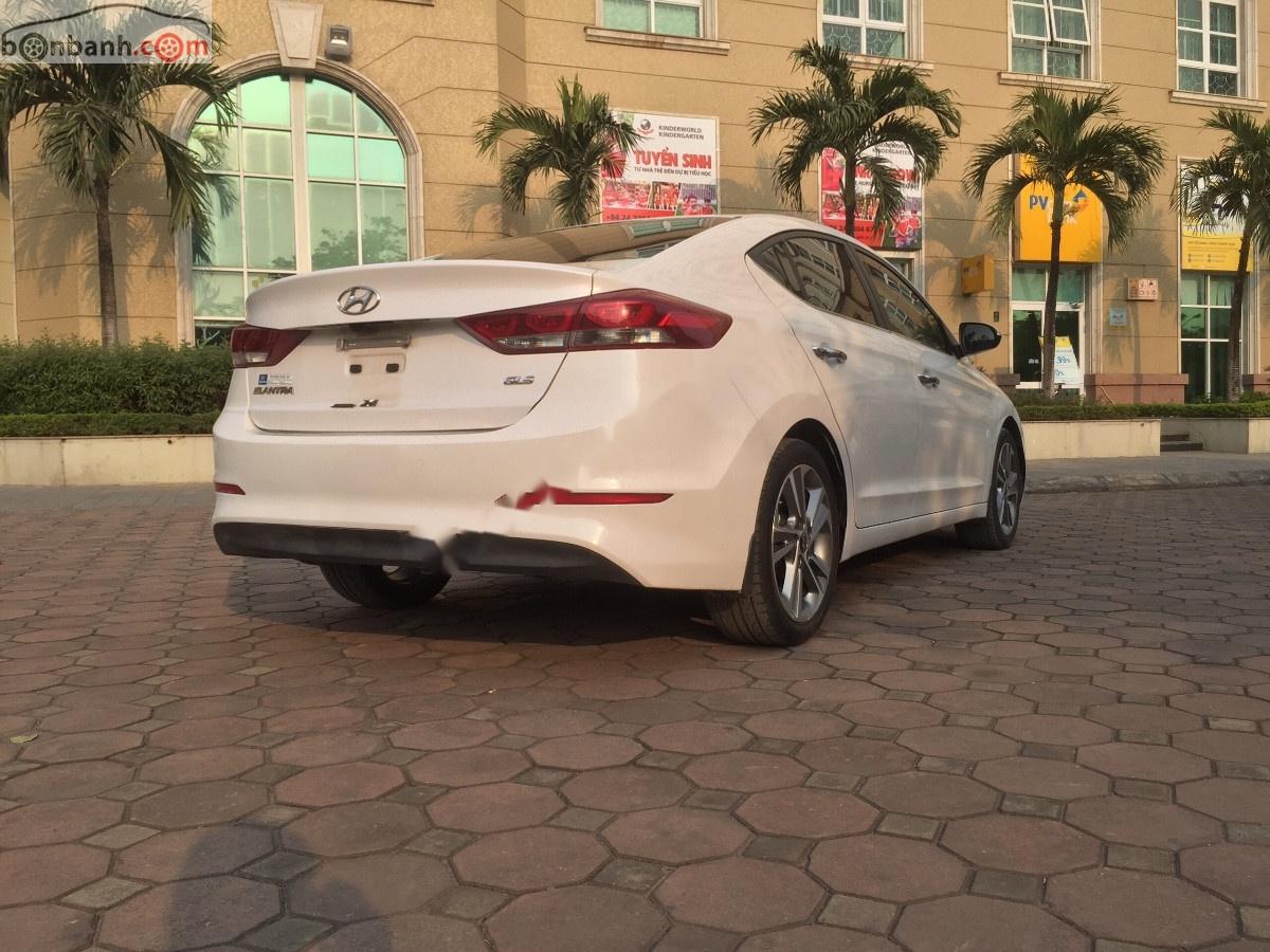 Hyundai Elantra 2.0 AT 2016 - Bán Hyundai Elantra 2.0 năm sản xuất 2016, màu trắng, số tự động