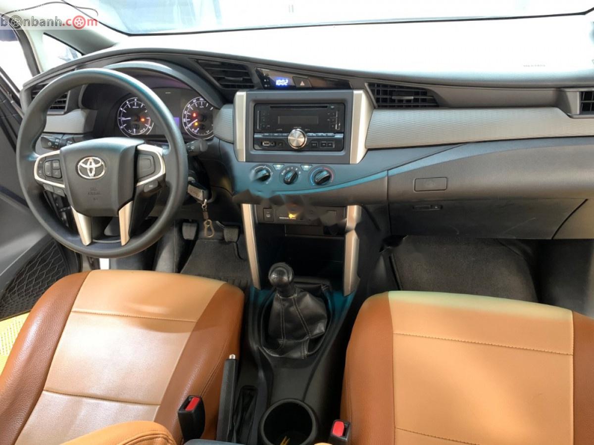 Toyota Innova 2.0E 2016 - Bán Toyota Innova 2.0E sản xuất năm 2016, màu bạc