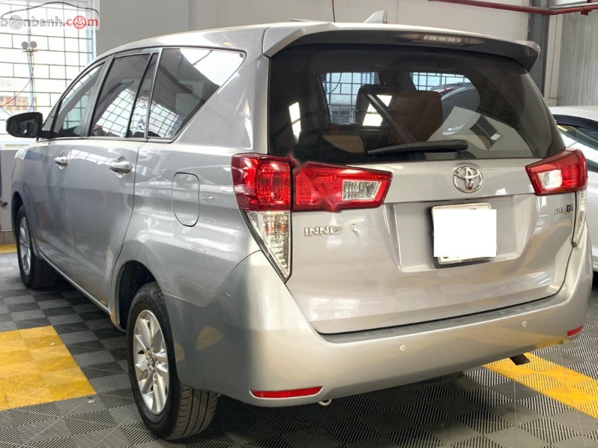 Toyota Innova 2.0E 2016 - Bán Toyota Innova 2.0E sản xuất năm 2016, màu bạc