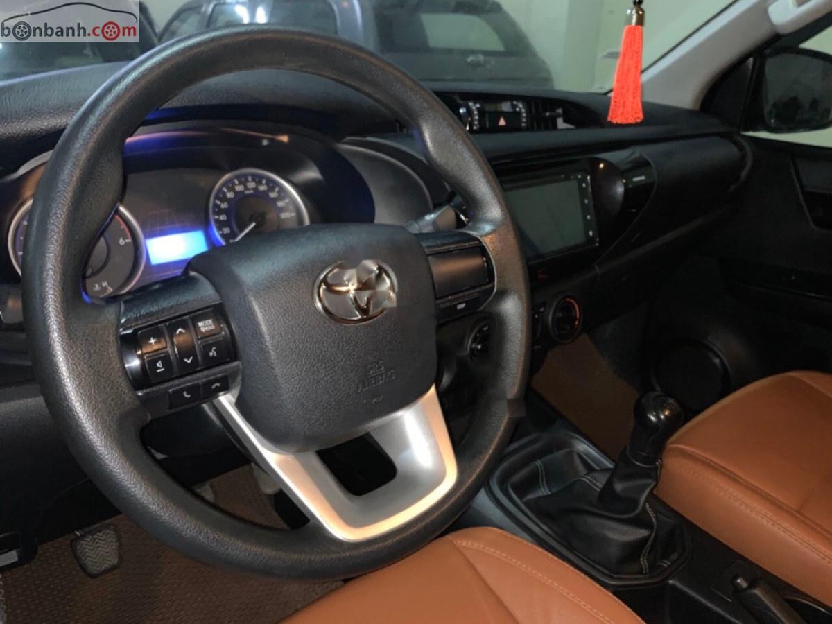 Toyota Hilux   2015 - Cần bán Toyota Hilux 2.5E 4x2 MT 2015, màu bạc, xe nhập, số sàn